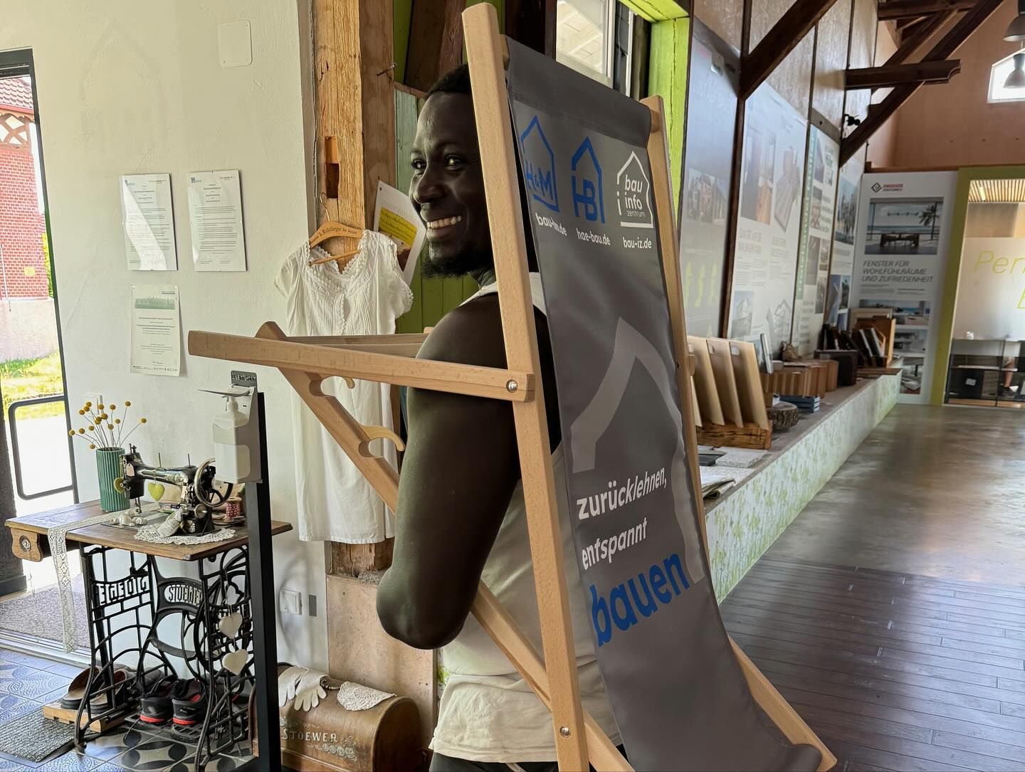 Liegestuhl auf den Rücken geschnallt und los geht…